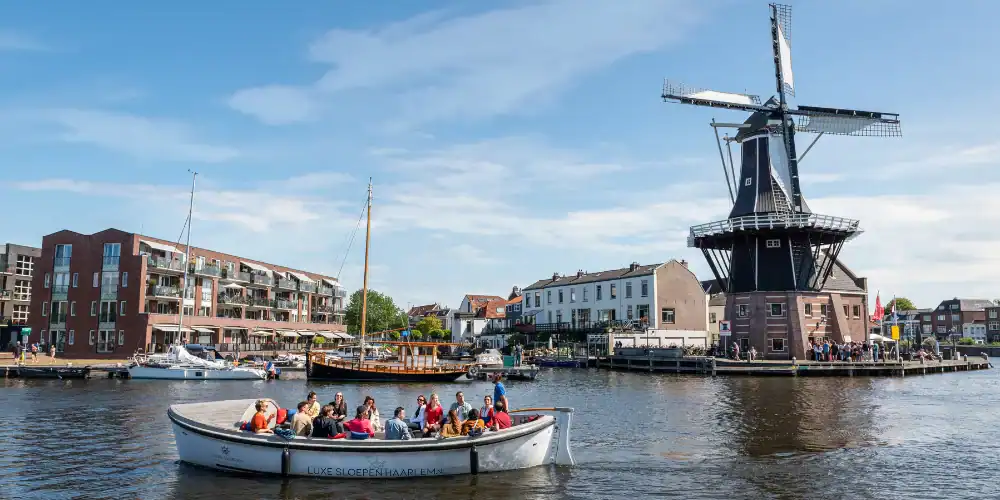 Apsara sloep varend in zomer over Amsterdamse grachten