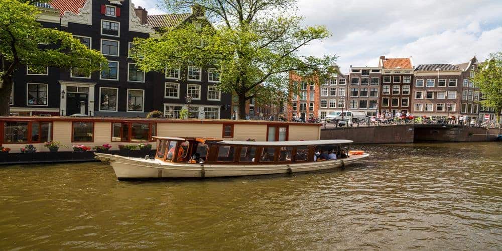 boot op de grachten in amsterdam bootuitjes