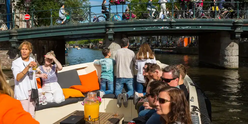Schaluppe f&auml;hrt durch die Amsterdamer Grachten