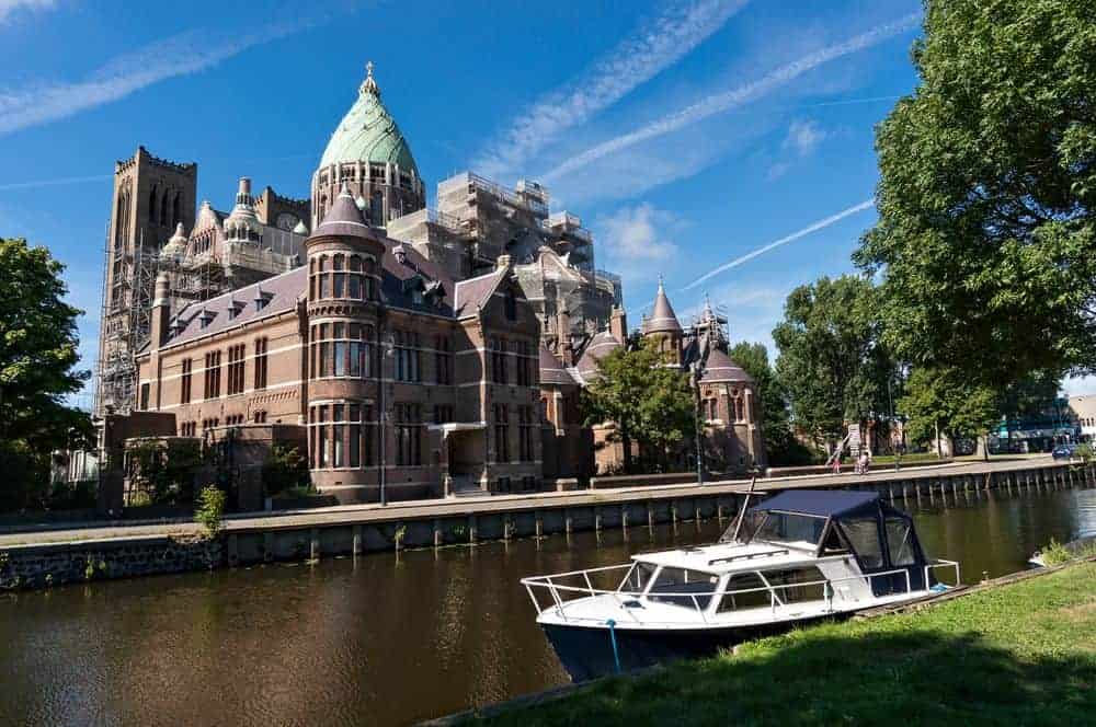 Sint Bavo Kathedraal langs de grachten