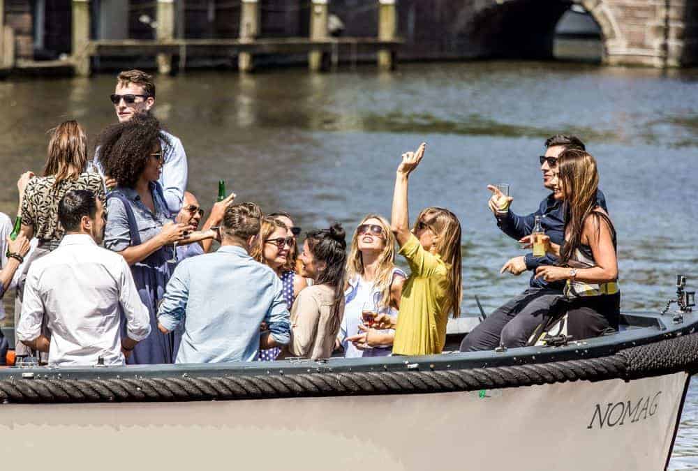 Teamuitje op een luxe sloep in Amsterdam