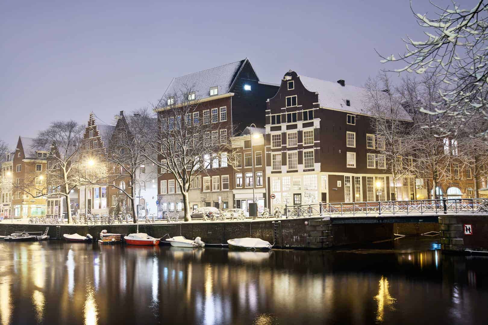 Winterliche Gracht in Amsterdam