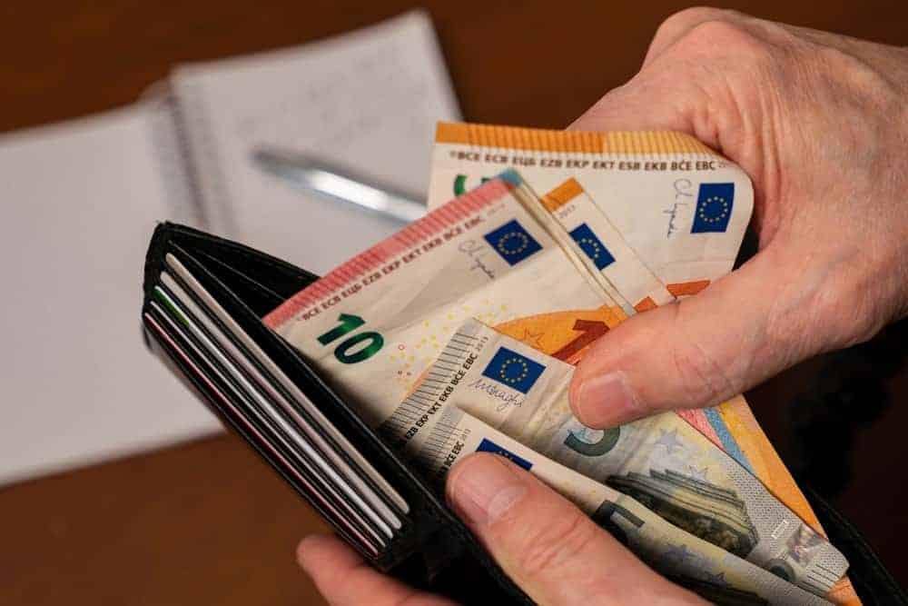 euro briefjes in portemonnee
