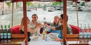 Eten aan de voorkant van de salonboot jean schmitz