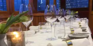 Gedekte tafel in salonboot jean schmitz