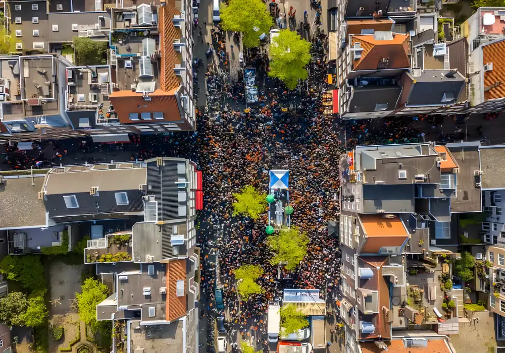 Bovenaanzicht Amsterdam tijdens Koningsdag festivals en evenementen