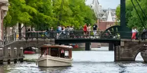 Salonboot Jean schmitz varend in Amsterdam