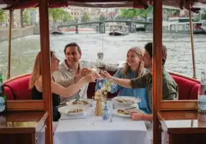 diner cruise amsterdam proostende mensen